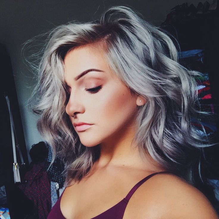 Un chica joven luciendo cabello gris