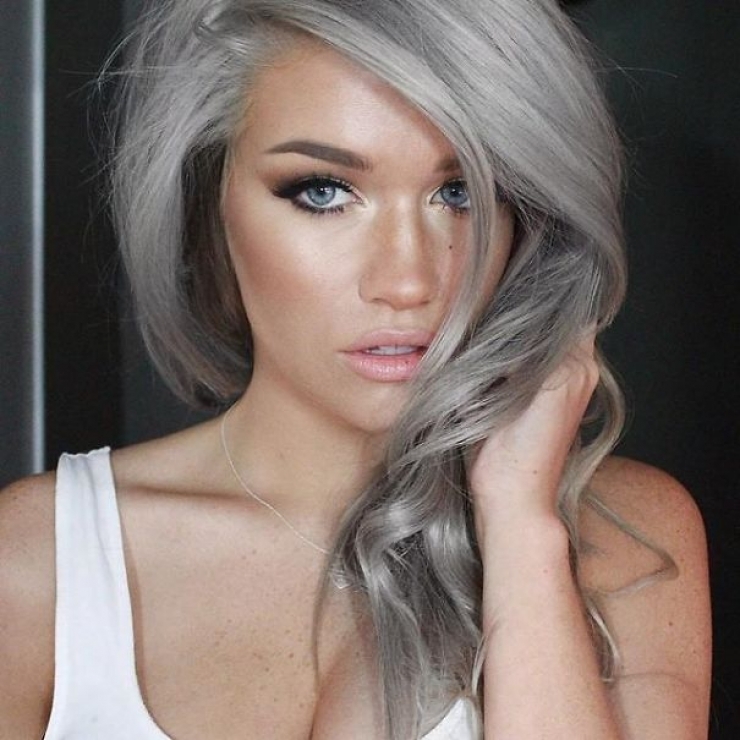 Una chica de ojos claros con el cabello teñido de gris