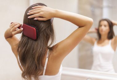 Una chica cepillándose el cabello