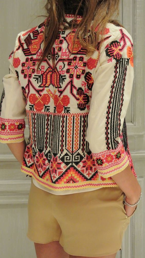 Mujer con chaqueta blanca y bordada una tendencia bohemia para el 2017