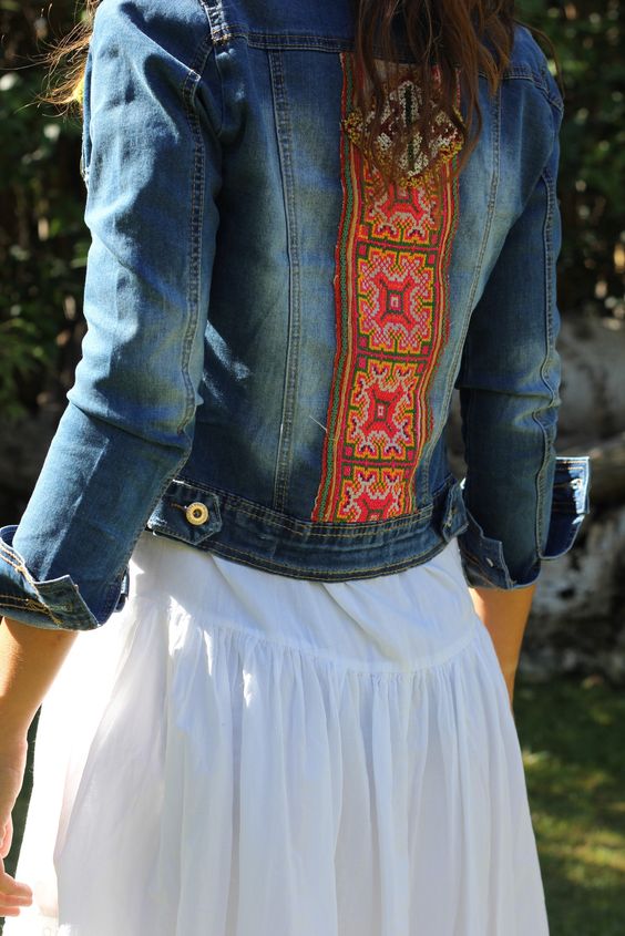 Chica luciendo una chqueta de jeans con bordados