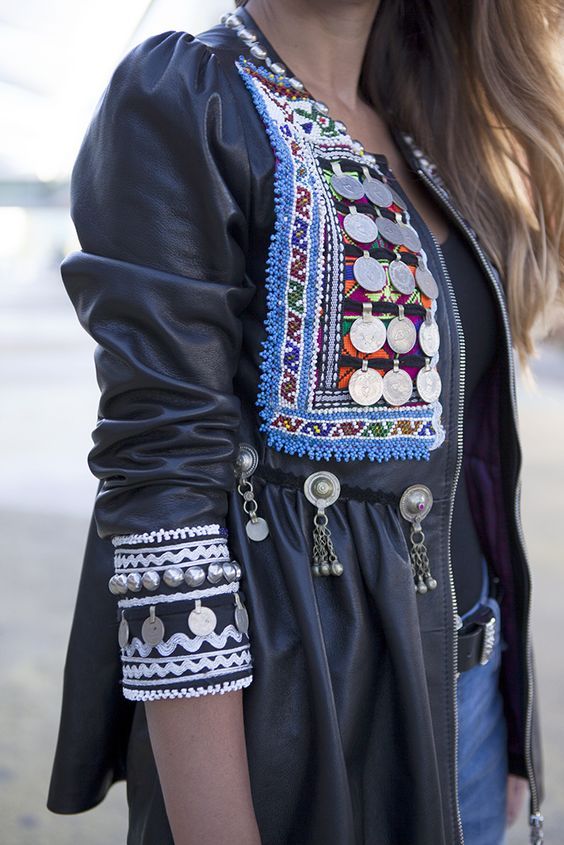 Chica que luce una chaquetas de polipiel y accesorios boho chic