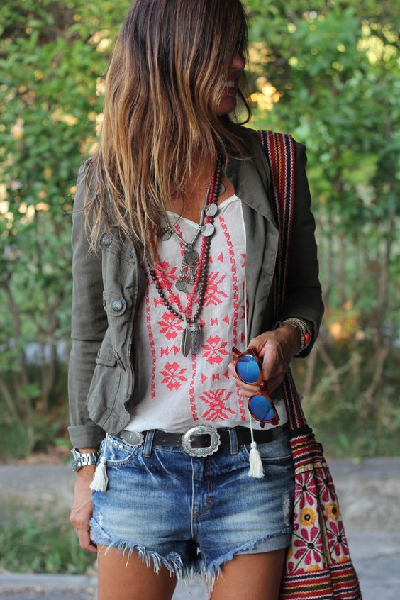 Chica rubia luciendo una chaqueta informal con bolsillos