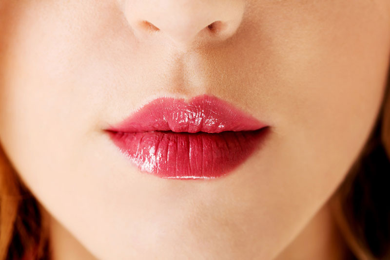 Usando un labial para hacer labios carnosos