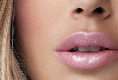 Una chica joven mostrando sus labios hidratados