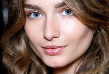 Chica usando la técnica strobing de maquillaje para iluminar su rostro