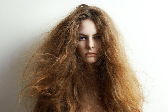 Chica con cabello reseco y pelo despeinado