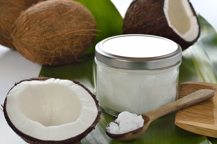 Aceite de coco para tratar el cabello reseco