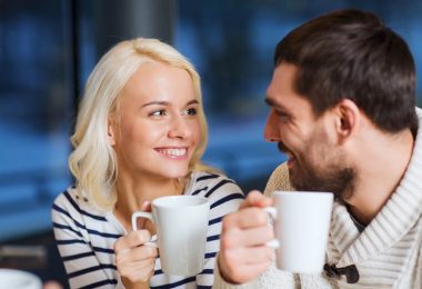 Pareja dialogando en su salida romántica