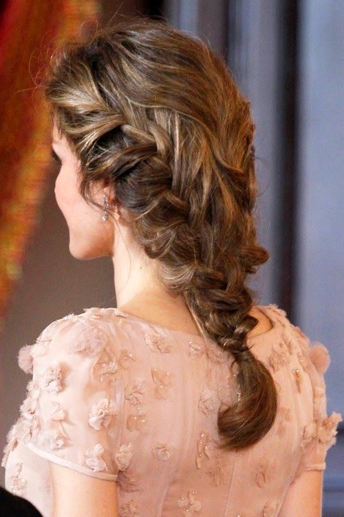 La clásica trenza princesa en una modelo joven que parece sacada de un cuento