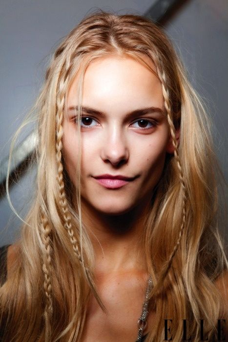 Una chica joven con cabello claro luciendo trenzas bohemias