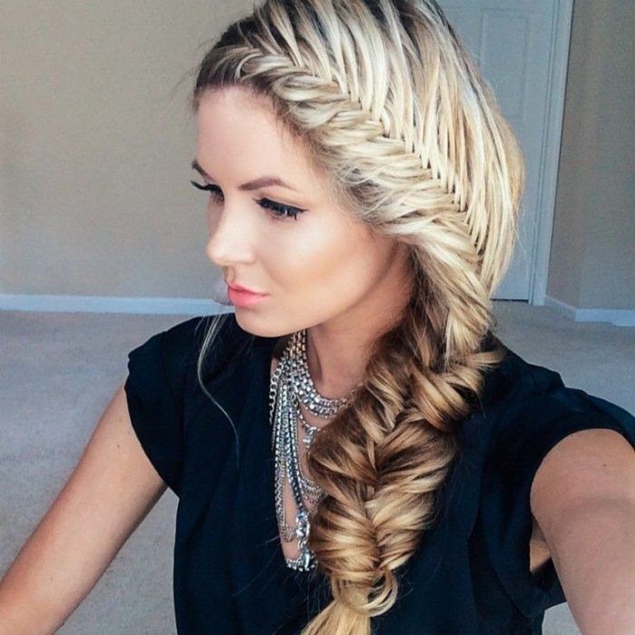 chica rubia con una trenza lateral de espigas