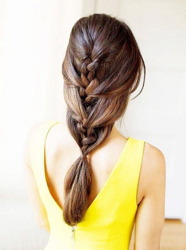 chica con vestido amarillo y una preciosa trenza francesa