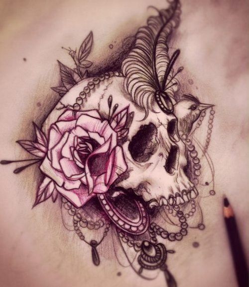 Mujer con un increíble tatuaje de una calavera en su espalda