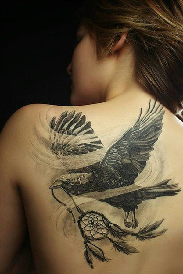 Mujer con un águila tatuada en su espalda