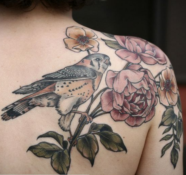 Paisaje de la naturaleza un increíble tatuaje en la espalda