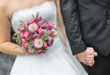 la novia ca caminando con su ramo de novia en su ceremonia de boda