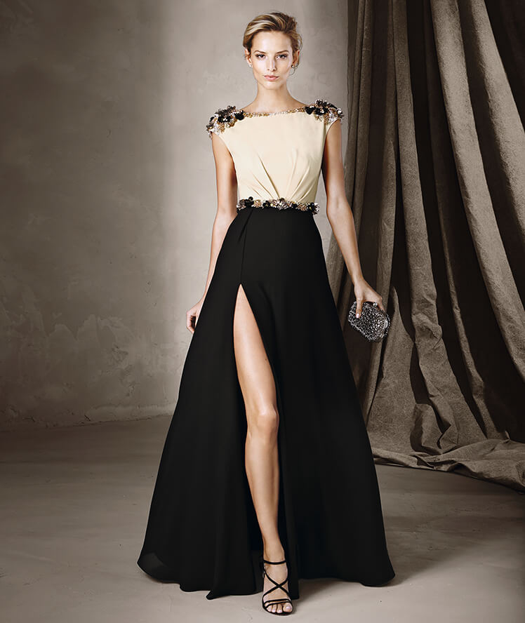 Pronovias para invitadas con vestido largo con tajo
