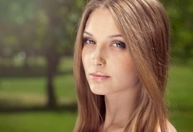 Chica joven que muestra su cabello más claro