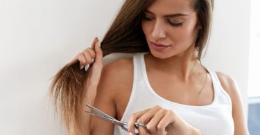 Una chica que lleva el cabello con las puntas abiertas