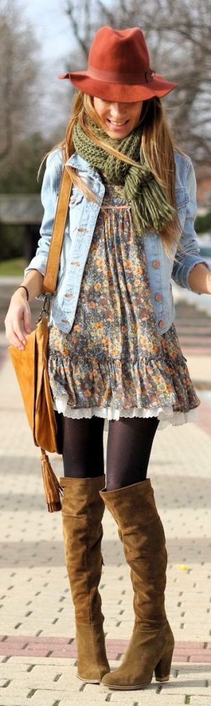 Una chica usando bufanda con chaqueta de jeans