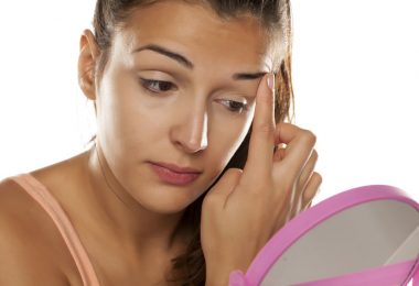 Chica aplicando corrector de ojos casero