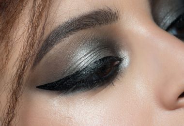 Una chica con mirada impactante con maquillaje de sombra y delineador de ojos