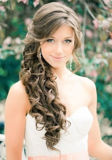 Chica joven luce un peinado elegante para la boda