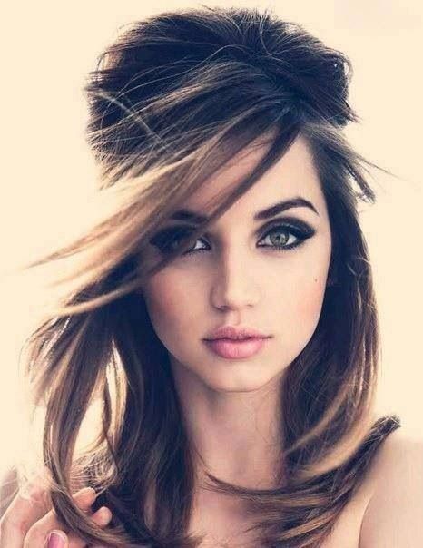 Chica joven con un peinado liso para su boda y licir esplendida
