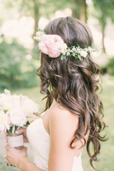 Novia luciendo un peinado con rizos definidos
