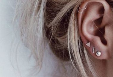 Chica rubia con perforaciones en la oreja
