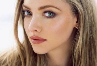 Una chica joven con maquillaje que dura más horas