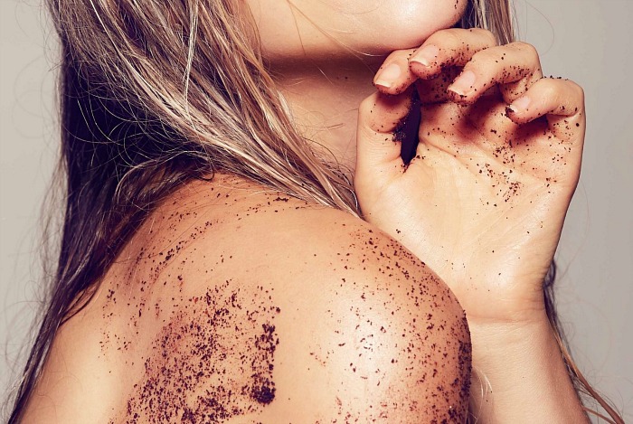 Mujer exfoliando la piel
