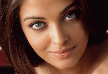 Chica que muestra ojos más grandes gracias al maquillaje que usa