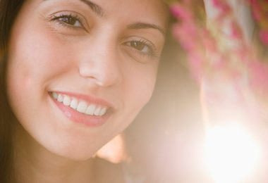 Mujer realiza tratamiento para revertir los poros dilatados