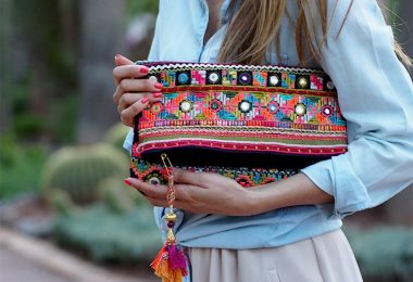 una chica llevando su bolso de mano