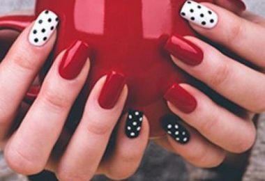 chica con manicura hecha en casa