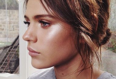 una chica luciendo un maquillaje de día para verse más natural