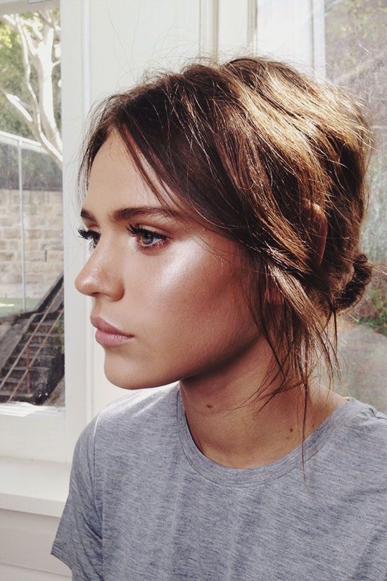 una chica luciendo un maquillaje de día para verse más natural