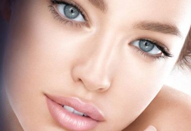 chica con maquillaje en sus ojos para que se vean más pequeños