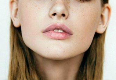 mujer que maquilla sus brotes de acné para lucir más atractiva