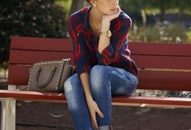 chica sentada en una banca