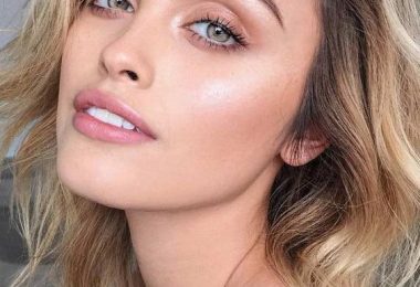 Chica que aplica trucos de maquillaje para lucir impecable