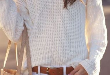 una mujer con ropa de invierno de color blanco