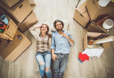 Una pareja mudándose