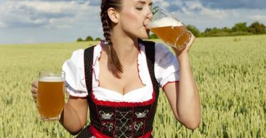 Mujer tomando cerveza