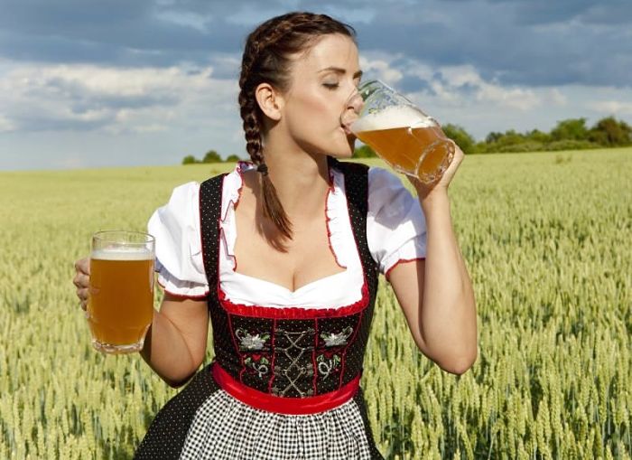 Mujer tomando cerveza