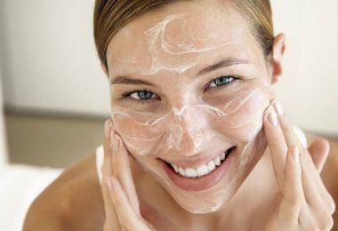 mujer aplicando productos en su rostro para fortalecer la piel