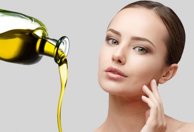 mujer aplicando aceites naturales para el rostro