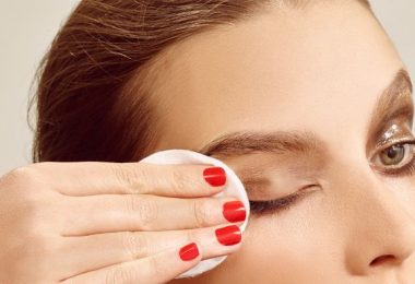mujer removiendo maquillaje para tener una piel limpia de sus ojos